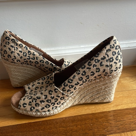 TOMS Cute. Comfortable in true TOMS fashion. Good for city street WALKING! - Picture 10 of 10